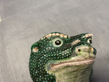 Une paire de mod&egrave;les de crapauds en porcelaine de Chine famille verte, 19&egrave;me