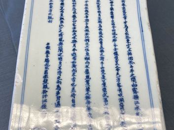 Un vase de forme carr&eacute;e en porcelaine de Chine en bleu et blanc, marque et &eacute;poque de Kangxi