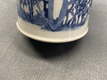 Een Chinese blauw-witte penselenbeker, Chenghua merk, Kangxi