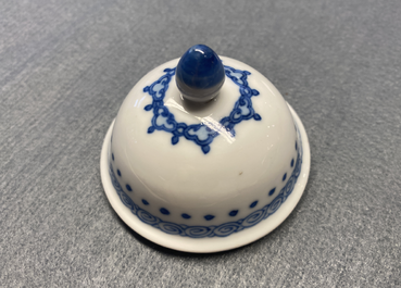 Une th&eacute;i&egrave;re couverte en porcelaine de Chine en bleu et blanc, marque de Jiajing, Kangxi