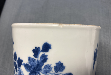 Een Chinese blauw-witte penselenbeker, Chenghua merk, Kangxi