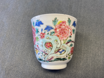 Une tasse et soucoupe en porcelaine de Chine famille rose, Yongzheng