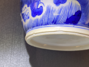 Un vase de forme rouleau en porcelaine de Chine en bleu et blanc &agrave; d&eacute;cor de qilins, Kangxi