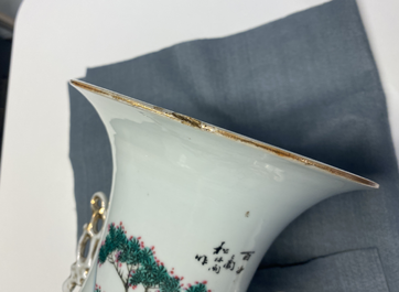Deux vases en porcelaine de Chine famille rose, 19/20&egrave;me