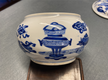 Un br&ucirc;le-parfum couvert en porcelaine de Chine en bleu et blanc, Kangxi