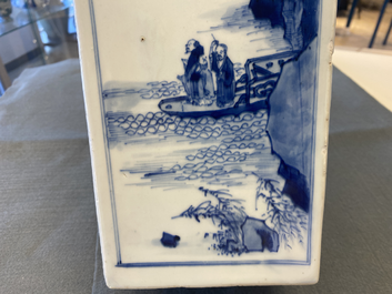Un vase de forme carr&eacute;e en porcelaine de Chine en bleu et blanc, marque et &eacute;poque de Kangxi