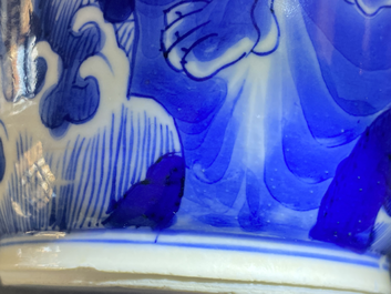 Un vase de forme rouleau en porcelaine de Chine en bleu et blanc &agrave; d&eacute;cor de qilins, Kangxi
