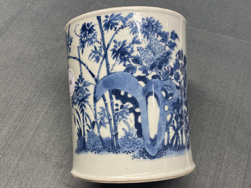 Een Chinese blauw-witte penselenbeker, Chenghua merk, Kangxi