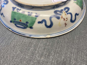 Een Chinees wucai bord met twee jongens, Wanli merk en periode