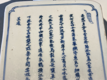 Un vase de forme carr&eacute;e en porcelaine de Chine en bleu et blanc, marque et &eacute;poque de Kangxi