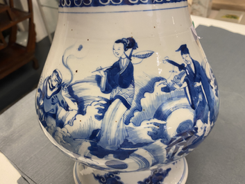 Un vase de forme poireau en porcelaine de Chine en bleu et blanc &agrave; d&eacute;cor d'immortels, Kangxi