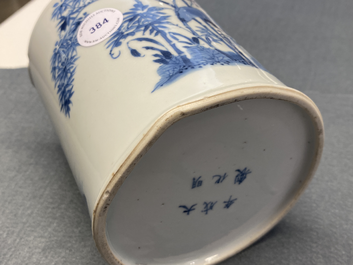 Een Chinese blauw-witte penselenbeker, Chenghua merk, Kangxi