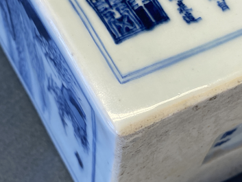 Un vase de forme carr&eacute;e en porcelaine de Chine en bleu et blanc, marque et &eacute;poque de Kangxi