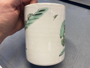 Un pot &agrave; pinceaux en porcelaine de Chine famille verte, Kangxi
