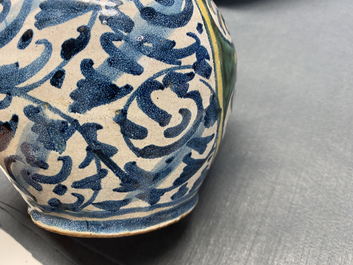 Een polychrome Italiaanse majolica apothekersfles met wapen, Deruta, 17e eeuw