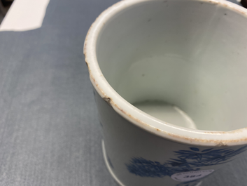 Een Chinese blauw-witte penselenbeker, Chenghua merk, Kangxi