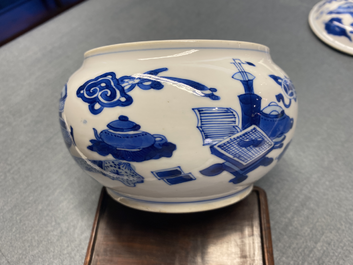 Un br&ucirc;le-parfum couvert en porcelaine de Chine en bleu et blanc, Kangxi