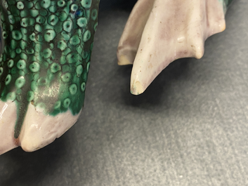 Une paire de mod&egrave;les de crapauds en porcelaine de Chine famille verte, 19&egrave;me