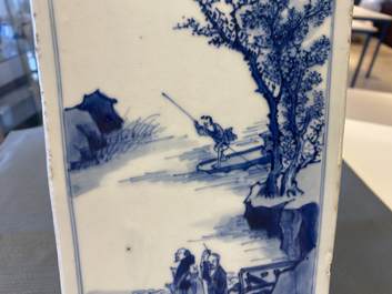 Un vase de forme carr&eacute;e en porcelaine de Chine en bleu et blanc, marque et &eacute;poque de Kangxi