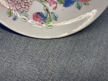 Une tasse et soucoupe en porcelaine de Chine famille rose, Yongzheng