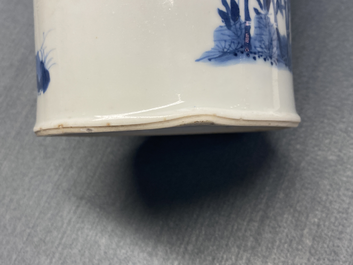 Een Chinese blauw-witte penselenbeker, Chenghua merk, Kangxi