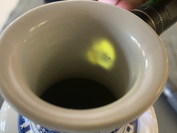 Un vase de forme rouleau en porcelaine de Chine en bleu et blanc &agrave; d&eacute;cor de qilins, Kangxi