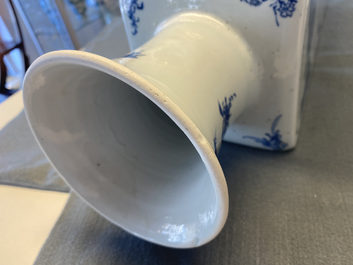Un vase de forme carr&eacute;e en porcelaine de Chine en bleu et blanc, marque et &eacute;poque de Kangxi
