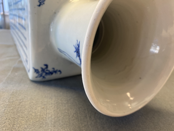 Un vase de forme carr&eacute;e en porcelaine de Chine en bleu et blanc, marque et &eacute;poque de Kangxi