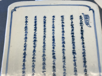 Un vase de forme carr&eacute;e en porcelaine de Chine en bleu et blanc, marque et &eacute;poque de Kangxi