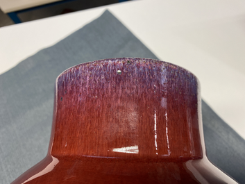 Un vase en porcelaine de Chine &agrave; &eacute;mail flamb&eacute;, 19&egrave;me
