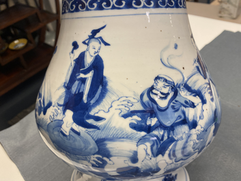 Un vase de forme poireau en porcelaine de Chine en bleu et blanc &agrave; d&eacute;cor d'immortels, Kangxi