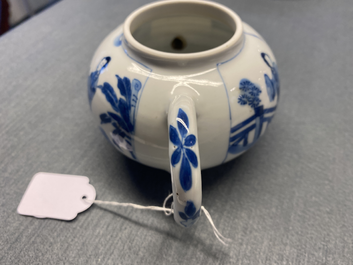 Une th&eacute;i&egrave;re couverte en porcelaine de Chine en bleu et blanc, marque de Jiajing, Kangxi