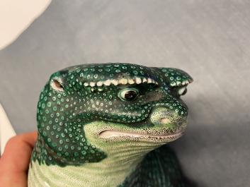 Une paire de mod&egrave;les de crapauds en porcelaine de Chine famille verte, 19&egrave;me