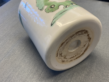Un pot &agrave; pinceaux en porcelaine de Chine famille verte, Kangxi