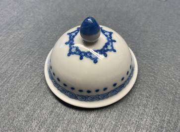 Une th&eacute;i&egrave;re couverte en porcelaine de Chine en bleu et blanc, marque de Jiajing, Kangxi
