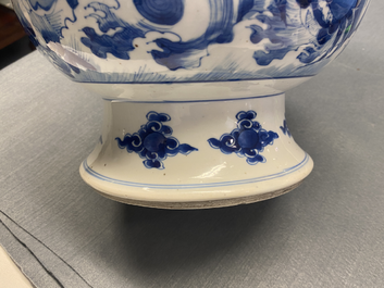 Un vase de forme poireau en porcelaine de Chine en bleu et blanc &agrave; d&eacute;cor d'immortels, Kangxi
