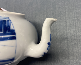 Une th&eacute;i&egrave;re couverte en porcelaine de Chine en bleu et blanc, marque de Jiajing, Kangxi