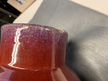 Un vase en porcelaine de Chine &agrave; &eacute;mail flamb&eacute;, 19&egrave;me