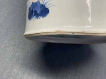 Een Chinese blauw-witte penselenbeker, Chenghua merk, Kangxi