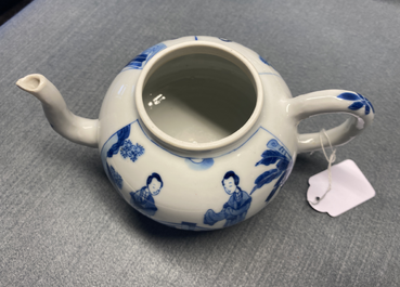 Une th&eacute;i&egrave;re couverte en porcelaine de Chine en bleu et blanc, marque de Jiajing, Kangxi