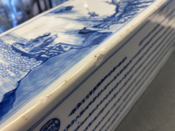 Un vase de forme carr&eacute;e en porcelaine de Chine en bleu et blanc, marque et &eacute;poque de Kangxi