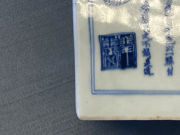 Un vase de forme carr&eacute;e en porcelaine de Chine en bleu et blanc, marque et &eacute;poque de Kangxi