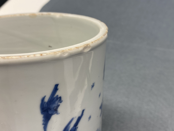 Een Chinese blauw-witte penselenbeker, Chenghua merk, Kangxi
