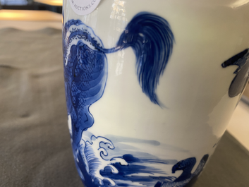 Un vase de forme rouleau en porcelaine de Chine en bleu et blanc &agrave; d&eacute;cor de qilins, Kangxi
