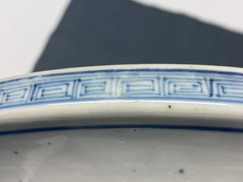 Un vase de forme poireau en porcelaine de Chine en bleu et blanc &agrave; d&eacute;cor d'immortels, Kangxi