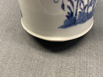 Een Chinese blauw-witte penselenbeker, Chenghua merk, Kangxi
