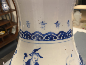Un vase de forme poireau en porcelaine de Chine en bleu et blanc &agrave; d&eacute;cor d'immortels, Kangxi