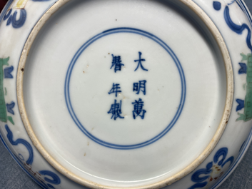 Een Chinees wucai bord met twee jongens, Wanli merk en periode