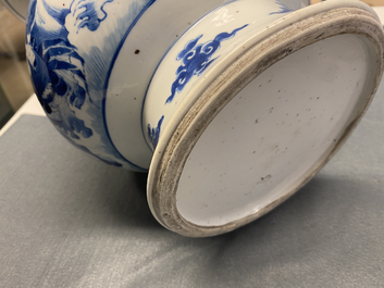 Un vase de forme poireau en porcelaine de Chine en bleu et blanc &agrave; d&eacute;cor d'immortels, Kangxi