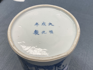 Een Chinese blauw-witte penselenbeker, Chenghua merk, Kangxi